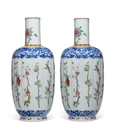 A PAIR OF FAMILLE ROSE AND BLUE AND WHITE LOBED VASES - Foto 6