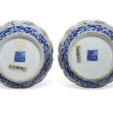 A PAIR OF FAMILLE ROSE AND BLUE AND WHITE LOBED VASES - Foto 8