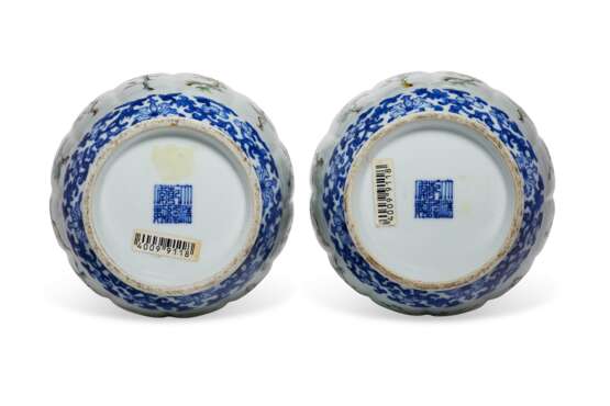 A PAIR OF FAMILLE ROSE AND BLUE AND WHITE LOBED VASES - photo 9