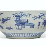 A LARGE BLUE AND WHITE 'ANTIQUES' BOWL - Foto 2