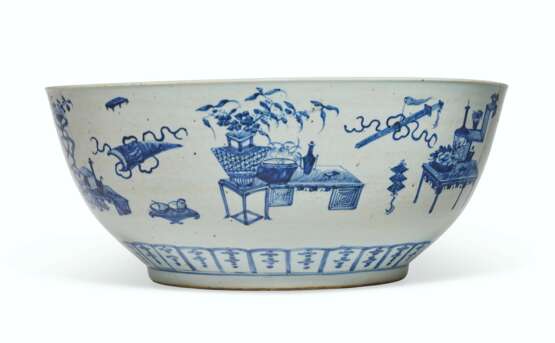 A LARGE BLUE AND WHITE 'ANTIQUES' BOWL - photo 2