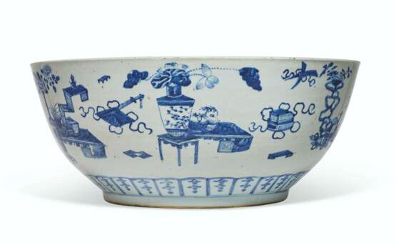 A LARGE BLUE AND WHITE 'ANTIQUES' BOWL - Foto 3