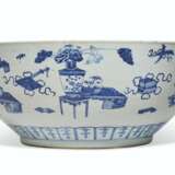 A LARGE BLUE AND WHITE 'ANTIQUES' BOWL - фото 3