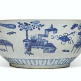 A LARGE BLUE AND WHITE 'ANTIQUES' BOWL - photo 4