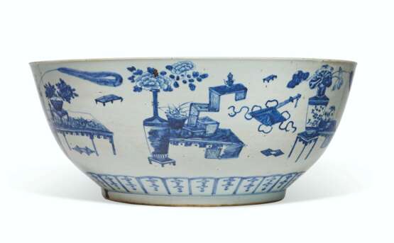 A LARGE BLUE AND WHITE 'ANTIQUES' BOWL - фото 4