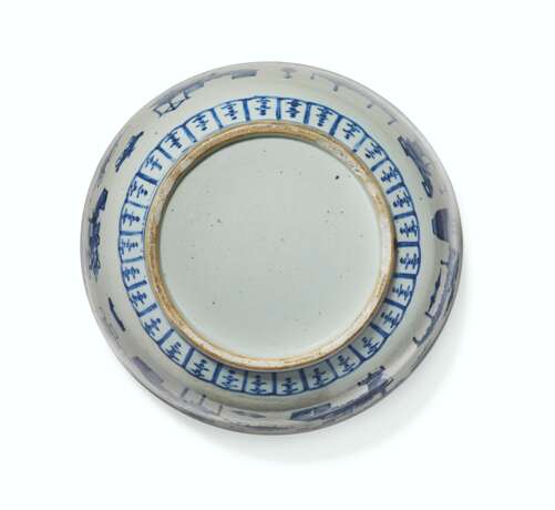 A LARGE BLUE AND WHITE 'ANTIQUES' BOWL - фото 5