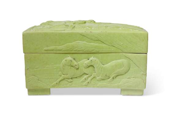 A RELIEF-DECORATED LIME-GREEN-ENAMELED 'EIGHT HORSES' BOX AND COVER - photo 2