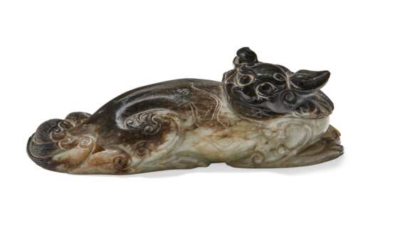 A BLACKISH-GREY JADE CARVING OF A RECUMBENT MYTHICAL BEAST - photo 1