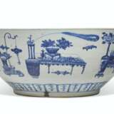 A LARGE BLUE AND WHITE 'ANTIQUES' BOWL - Foto 6