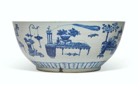 A LARGE BLUE AND WHITE 'ANTIQUES' BOWL - фото 6
