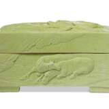 A RELIEF-DECORATED LIME-GREEN-ENAMELED 'EIGHT HORSES' BOX AND COVER - Foto 3