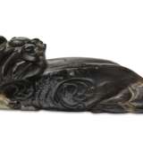 A BLACKISH-GREY JADE CARVING OF A RECUMBENT MYTHICAL BEAST - фото 2