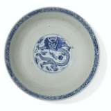 A LARGE BLUE AND WHITE 'ANTIQUES' BOWL - Foto 7
