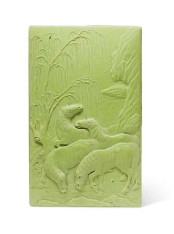 A RELIEF-DECORATED LIME-GREEN-ENAMELED 'EIGHT HORSES' BOX AND COVER - Foto 6