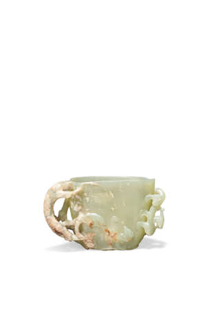 A FINELY CARVED GREENISH-YELLOW JADE CUP - photo 2
