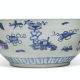 A LARGE BLUE AND WHITE 'ANTIQUES' BOWL - photo 8