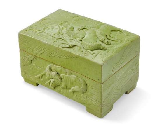 A RELIEF-DECORATED LIME-GREEN-ENAMELED 'EIGHT HORSES' BOX AND COVER - Foto 8