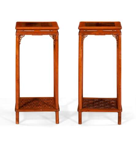 A PAIR OF HUALI-INSET BOXWOOD STANDS - Foto 2