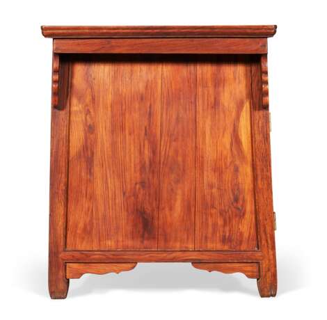 A HUANGHUALI COFFER TABLE - photo 4