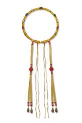 A CORAL, KINGFISHER FEATHER AND PEARL-INSET GILT METAL TORQUE, LINGYUE