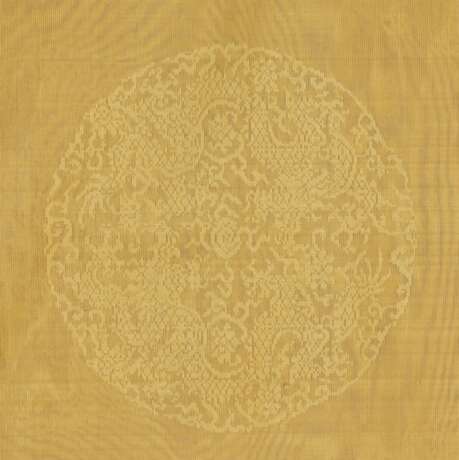 A BOLT OF IMPERIAL YELLOW SILK GAUZE WITH DRAGON ROUNDELS - Foto 2