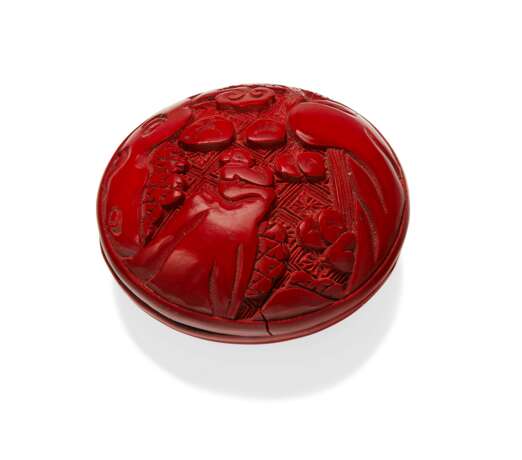 A MINIATURE CARVED RED LACQUER BOX AND A COVER - фото 2