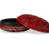 A MINIATURE CARVED RED LACQUER BOX AND A COVER - Foto 3