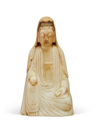 A PALE BEIGE SOAPSTONE FIGURE OF SEATED GUANYIN - photo 1
