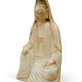 A PALE BEIGE SOAPSTONE FIGURE OF SEATED GUANYIN - photo 2