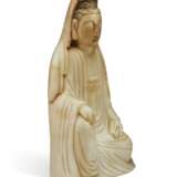 A PALE BEIGE SOAPSTONE FIGURE OF SEATED GUANYIN - photo 3