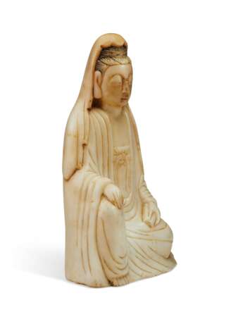A PALE BEIGE SOAPSTONE FIGURE OF SEATED GUANYIN - photo 3