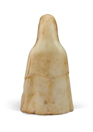A PALE BEIGE SOAPSTONE FIGURE OF SEATED GUANYIN - photo 4