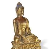 A GILT-BRONZE REPOUSSE FIGURE OF BUDDHA - Foto 2