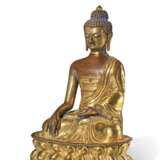 A GILT-BRONZE REPOUSSE FIGURE OF BUDDHA - Foto 3