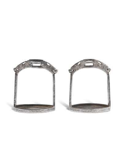 A PAIR OF SILVER DAMASCENED IRON STIRRUPS - фото 1