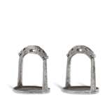 A PAIR OF SILVER DAMASCENED IRON STIRRUPS - Foto 2