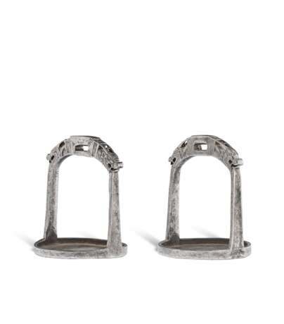 A PAIR OF SILVER DAMASCENED IRON STIRRUPS - Foto 2