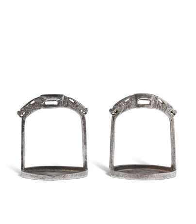 A PAIR OF SILVER DAMASCENED IRON STIRRUPS - фото 3