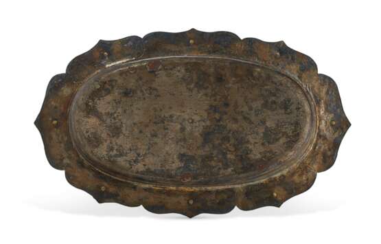 A SILVERED METAL TRAY WITH EIGHT AUSPICIOUS SYMBOLS - photo 2