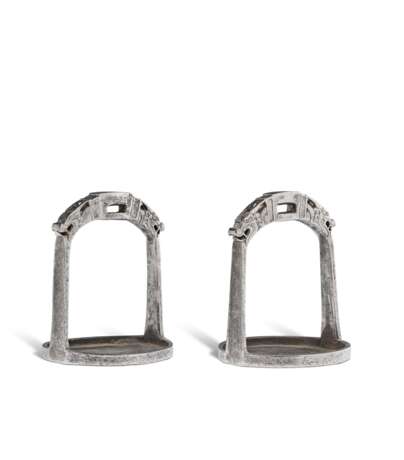 A PAIR OF SILVER DAMASCENED IRON STIRRUPS - Foto 4