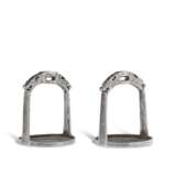 A PAIR OF SILVER DAMASCENED IRON STIRRUPS - Foto 4