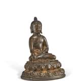 A SMALL SILVER-INLAID BRONZE FIGURE OF BUDDHA SHAKYAMUNI - Foto 3