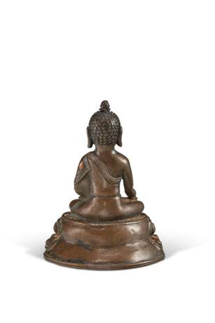 A SMALL SILVER-INLAID BRONZE FIGURE OF BUDDHA SHAKYAMUNI - фото 4