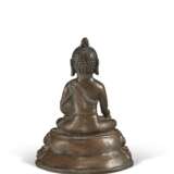 A SMALL SILVER-INLAID BRONZE FIGURE OF BUDDHA SHAKYAMUNI - фото 4