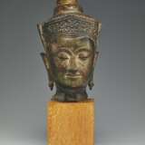 A GILT-BRONZE HEAD OF BUDDHA - photo 1