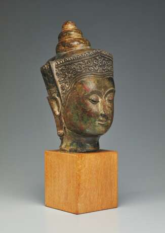 A GILT-BRONZE HEAD OF BUDDHA - Foto 3