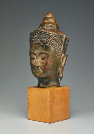 A GILT-BRONZE HEAD OF BUDDHA - photo 4