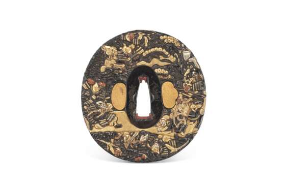 A GOLD AND SILVER DECORATED SHAKUDO TSUBA WITH WARRIORS FIGHTING - фото 1
