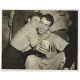 Fine Large Format Joe DiMaggio and Son Photograph by James Kavallines c.1950 (Joe DiMaggio Collection)(PSA/DNA Type I) - Foto 1