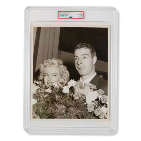 Marilyn Monroe and Joe DiMaggio Related Photograph "Holding Flowers" c. 1954 (Joe DiMaggio Collection)(PSA/DNA Type I) - Foto 1